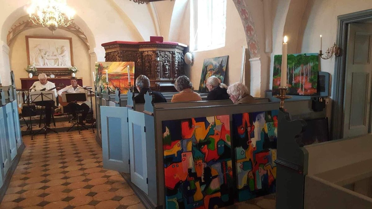 Udstiller Annette Majgaard i Mogenstrup Kirke.